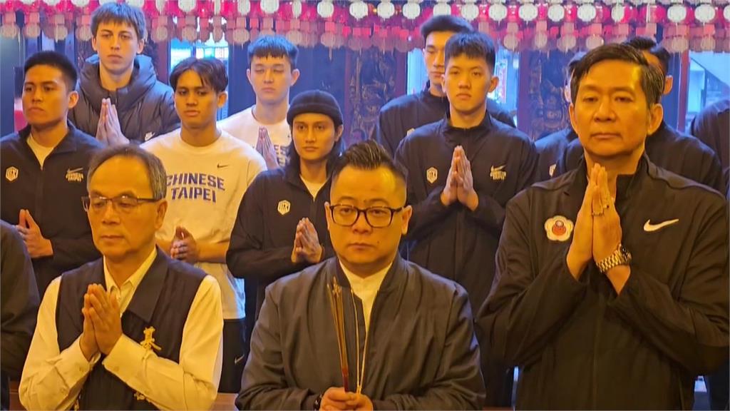 基隆議會新春團拜　童子瑋、謝國樑比愛心手勢