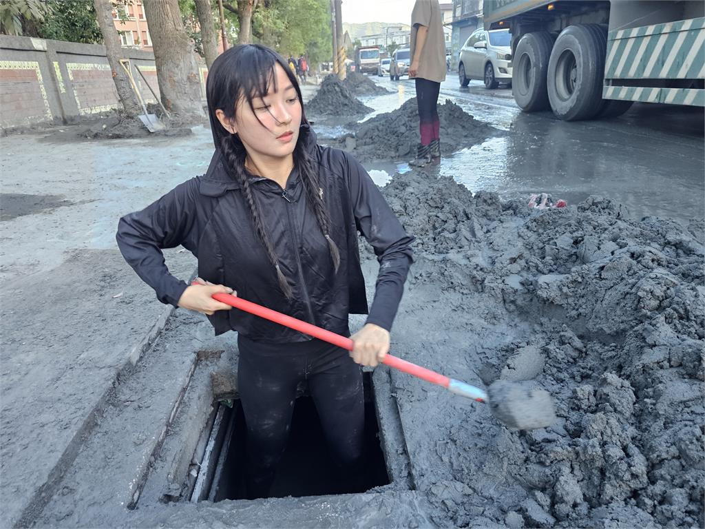 鏟子超人不分國籍! 籃籃、曹錦輝及甘比亞YTR幫挖土