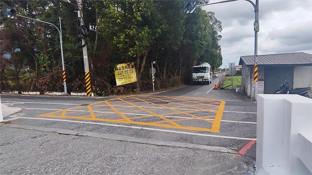 「騎車犁田紀念碑」暖心又幽默! 滑倒騎士擺交通錐提醒用路人