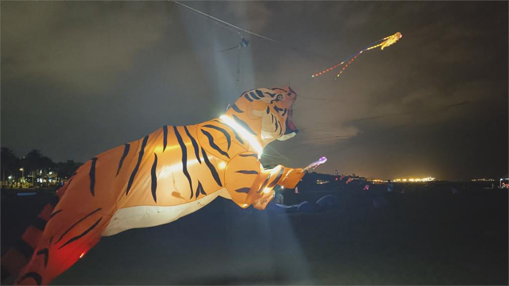 旗津風箏節飛「熊」在天民眾搶拍　這天加碼夜光風箏越夜越迷人