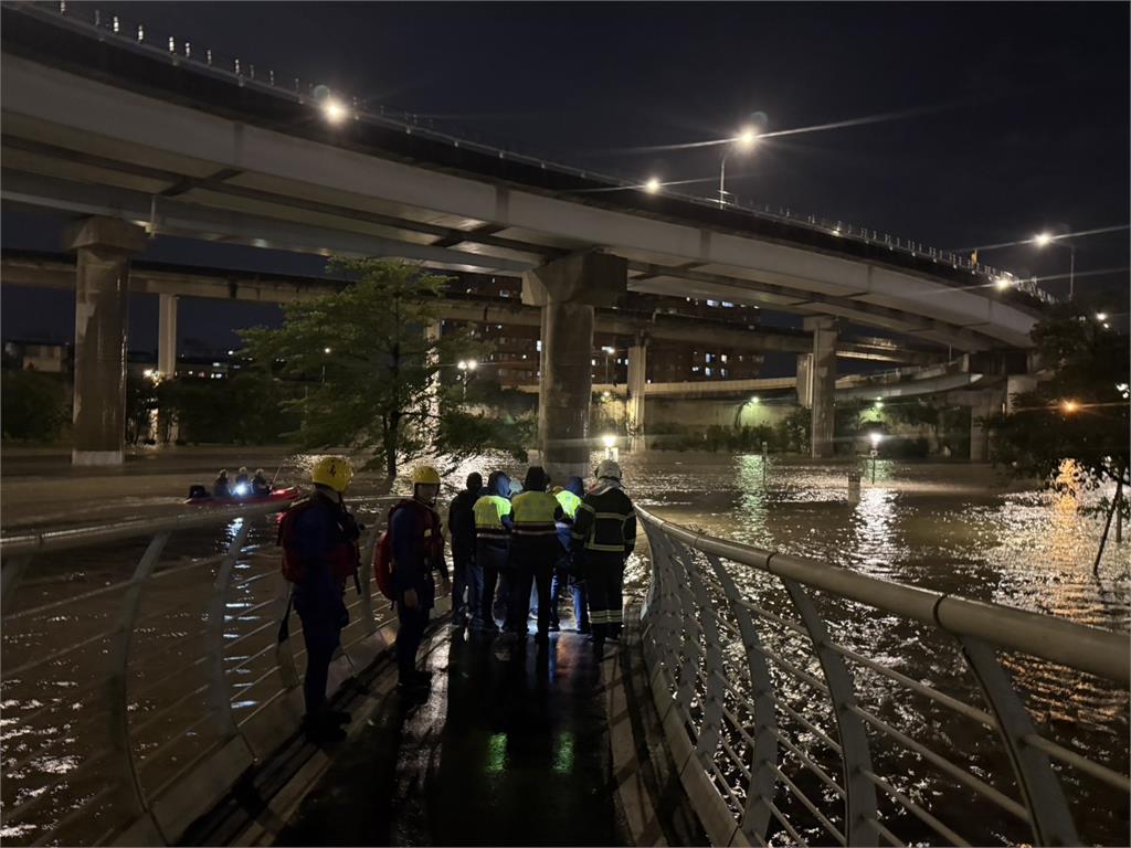 快新聞／颱風夜驚魂！3男受困萬華堤外公園險滅頂　救援畫面曝