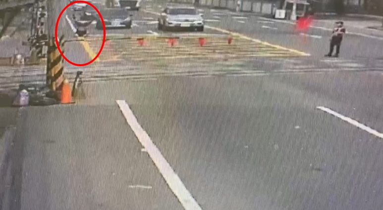 平交道前練蛤蟆功？　特技男頭頂地倒立看火車