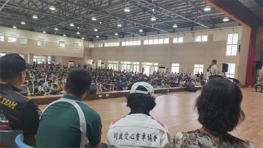 全民挺國防教育！　　逾800名師生體驗雲豹戰力