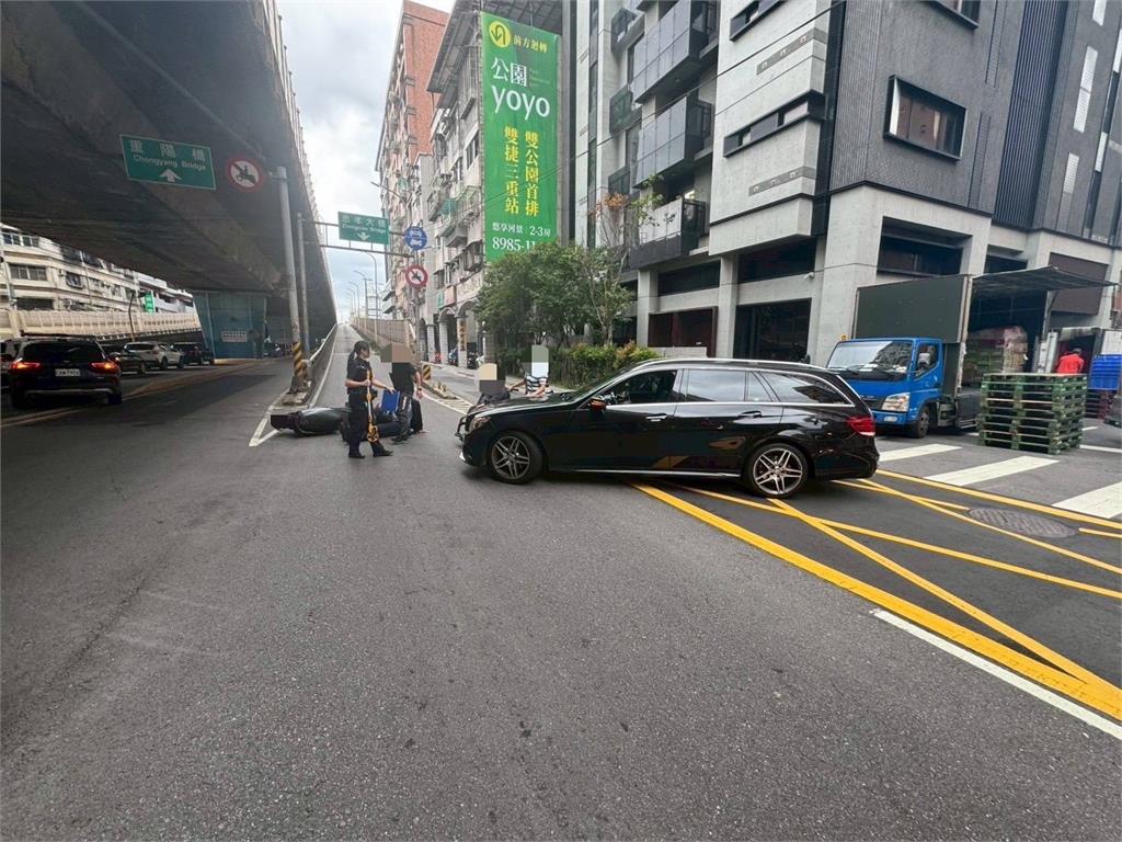 74歲老翁開車撞騎士!下秒外傭竟「幫推輪椅扶下車」超扯畫面惹怒全網