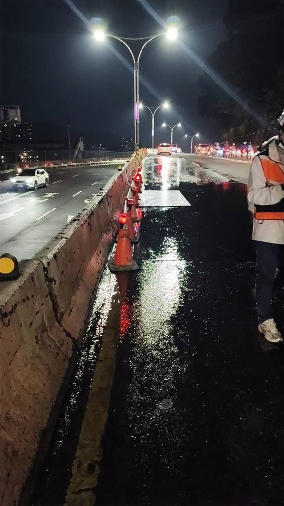 快新聞／驚！淡水「這路段」出現2米寬天坑　交通大打結