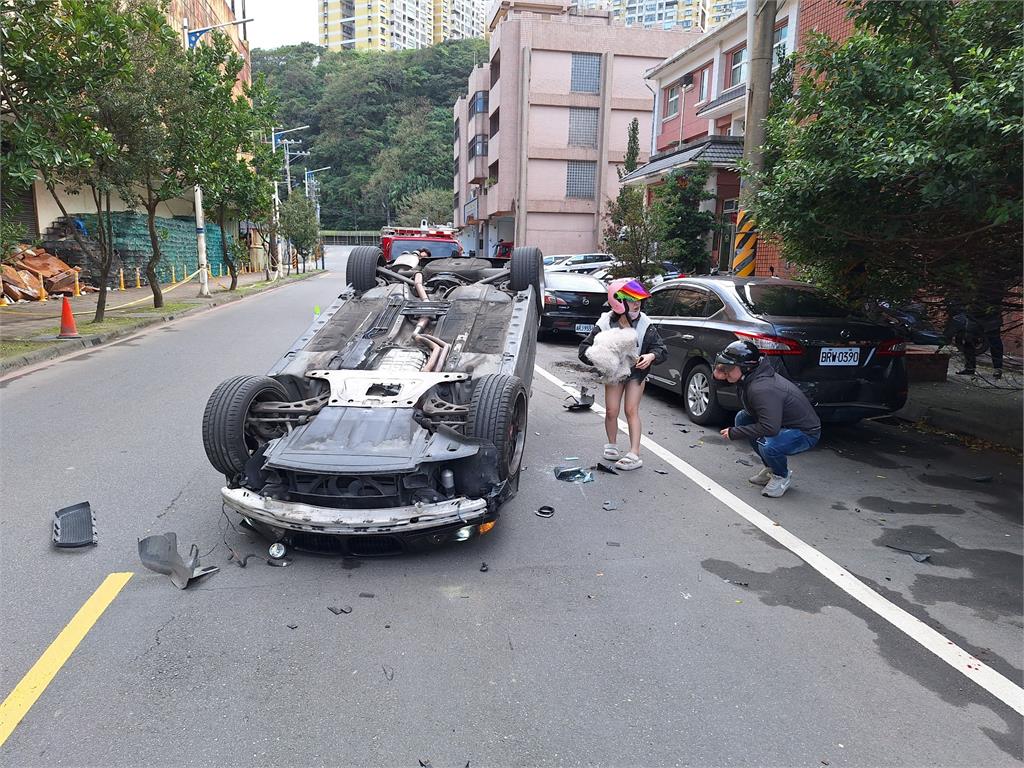 基隆轎車失控翻覆4人送醫 毒駕闖禍?警搜出喪屍煙彈