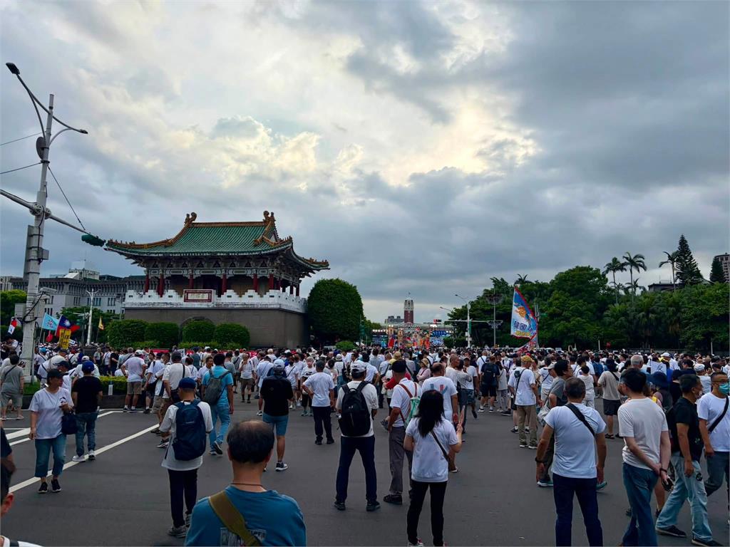他深入敵營上凱道爆「人潮真實數字」！現場「1關鍵族群」消失不挺了：手指數得出來