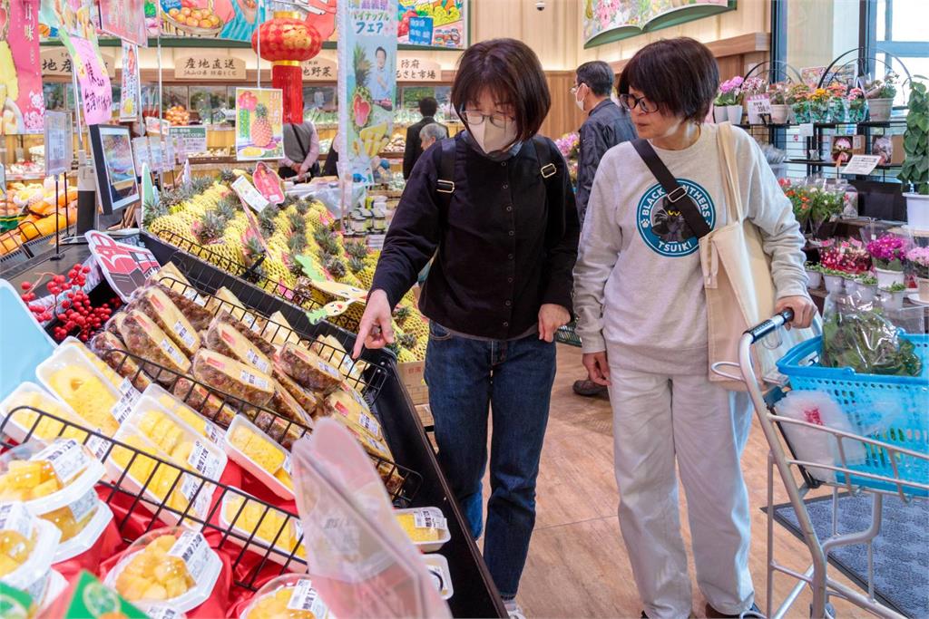 翁章梁縣長捐贈賽錢箱 丸久超市推廣鳳梨