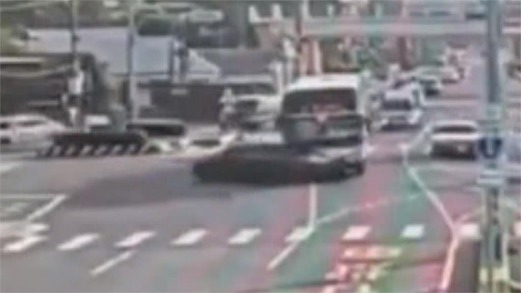 路況不熟？疲勞駕駛？　休旅車連掃倒4機車