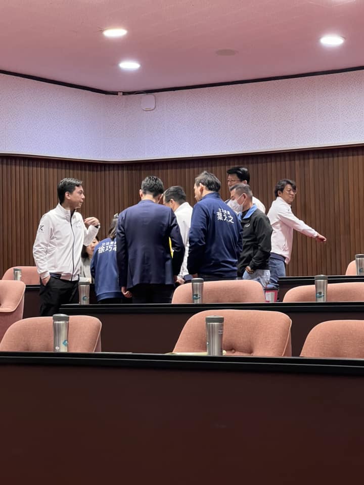 傅崐萁遭查周軒曝多名藍委「急衝議場內」!2綠委證實:修容小組集合