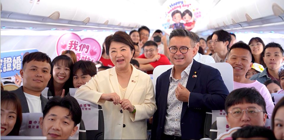 盧秀燕飛沖繩主持空中婚禮"藍委隨行" 綠:費用誰買單?