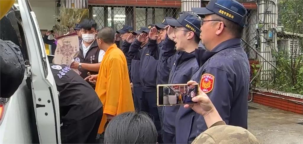 枉死警家屬招魂！同仁雨中列隊送別…所長崩潰哭喊：勤務結束一路好走