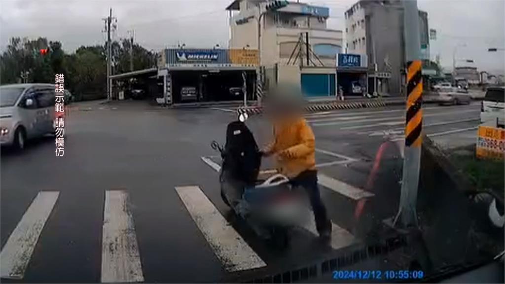 詭異榔頭伯穿越車陣四處張望 拿出「這家私」怒視他人...有觸法之嫌