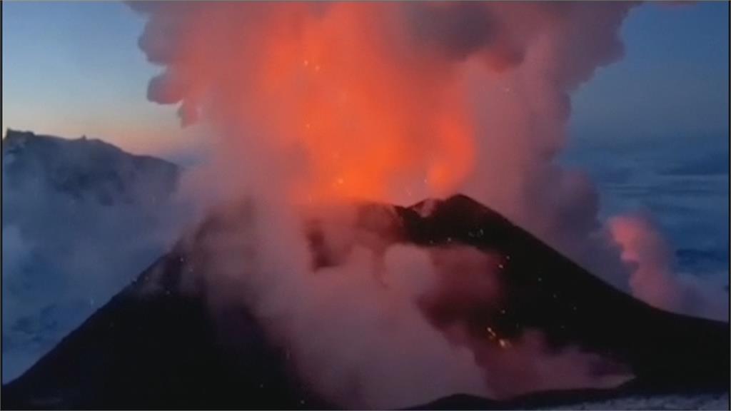 俄8.8強震引「北半球最大活火山」噴發 遊客目睹熔岩狂流「驚人畫面」