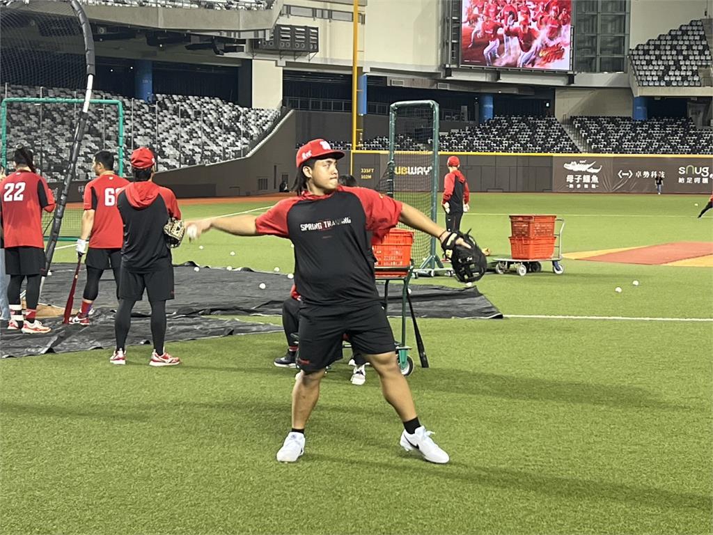 中職/選秀會「唯一海歸」簽約味全龍!探花黃暐傑合約1年5個月、月薪50萬