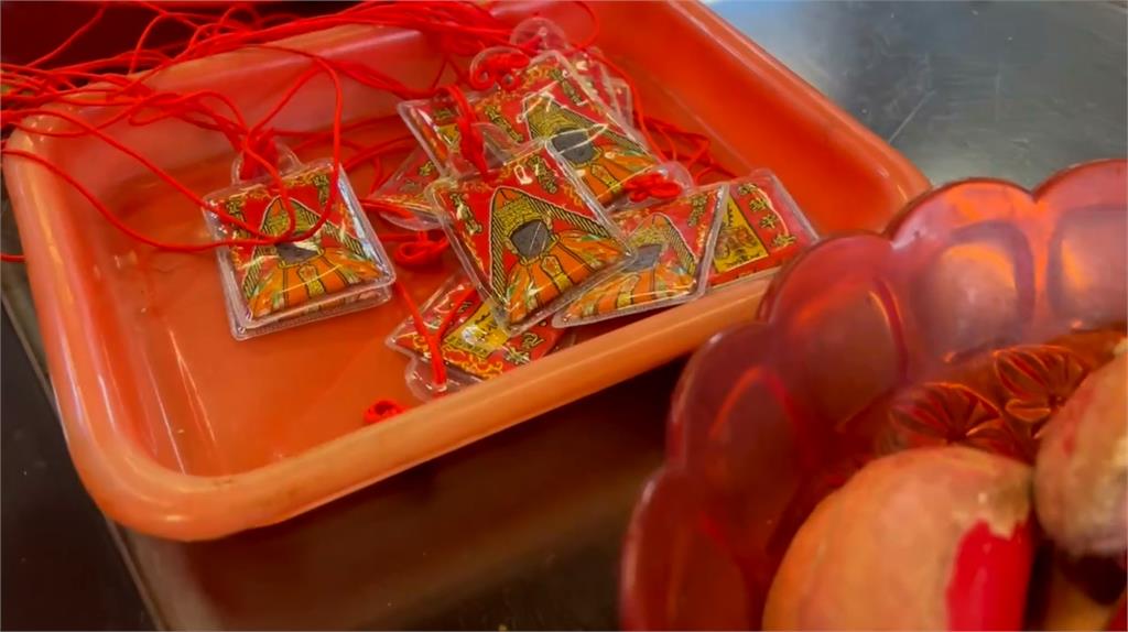 平安符「亂丟垃圾桶」等同褻瀆神明！命理師曝標準流程：先稟告、後燒化