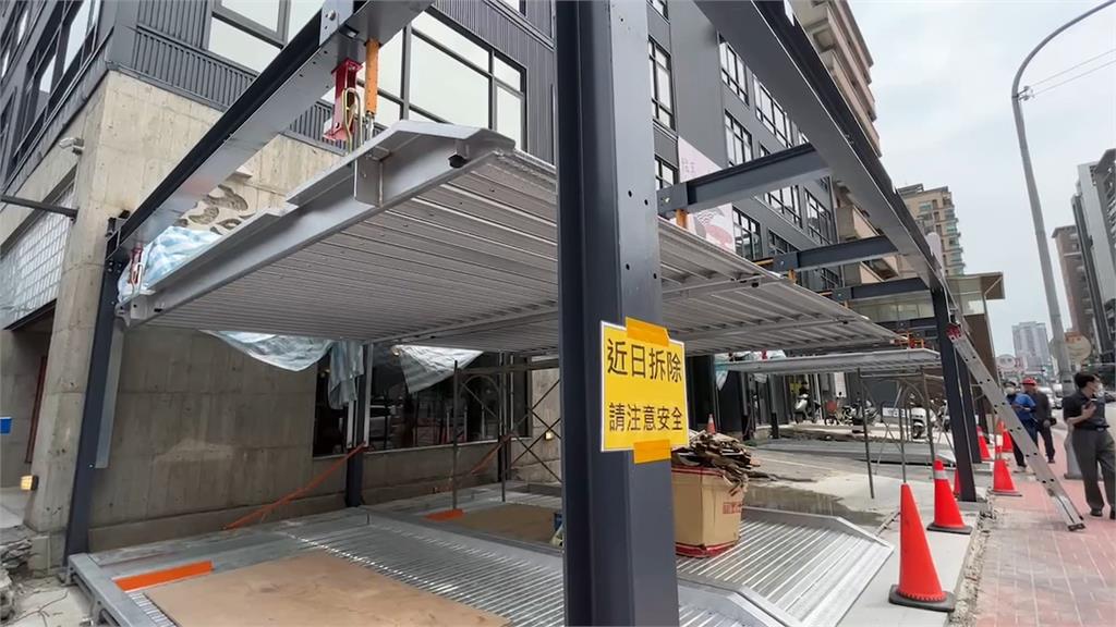鄰近國小!路口蓋露天機械車位 縣府:退縮空間已違法勒令拆除