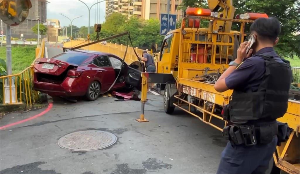 毒駕?駕駛拒檢逃逸自撞橋頭路燈 警車內起獲喪屍煙彈