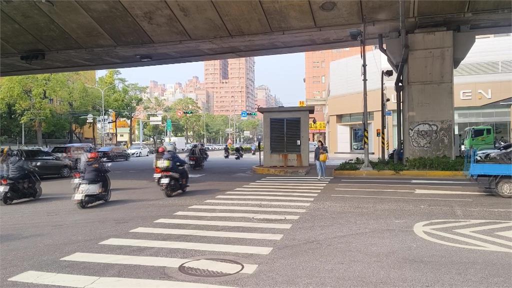 高雄女「邊跳舞邊過馬路」　警：違法行為依法開罰