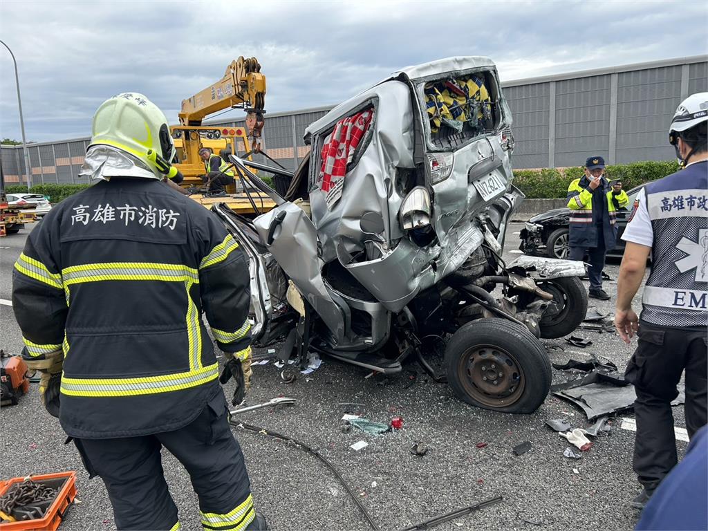 遭貨櫃車、槽罐車夾中間 小客車變形動彈不得兩人罹難