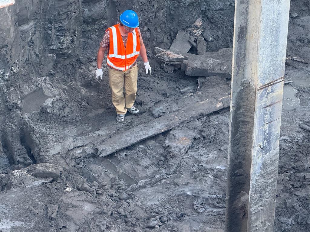 宜蘭頭城建築工地疑挖到清代古船　縣府初判"漂流木"引發質疑