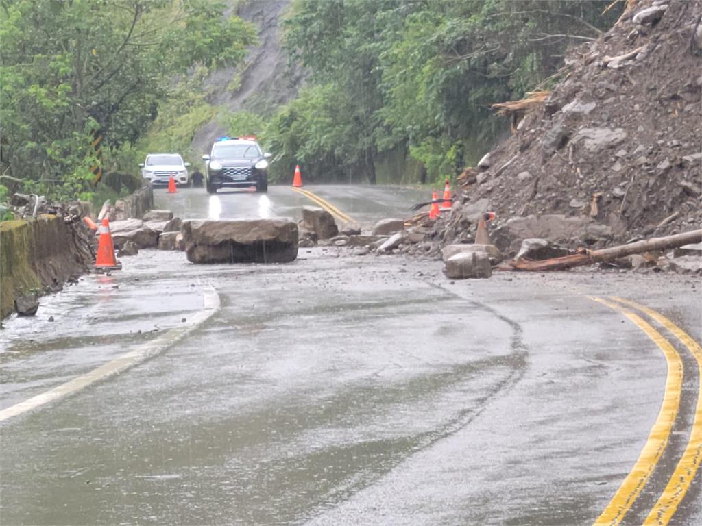 快新聞／強降雨來襲！苗21線再次土石崩塌 　多輛遊覽車一度「無法下山」