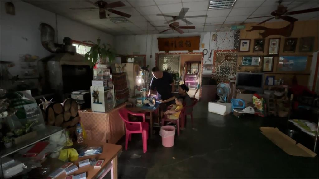 楊柳登陸橫掃!台東金峰鄉嘉蘭村 鐵皮屋頂遭吹掀 變電箱爆炸