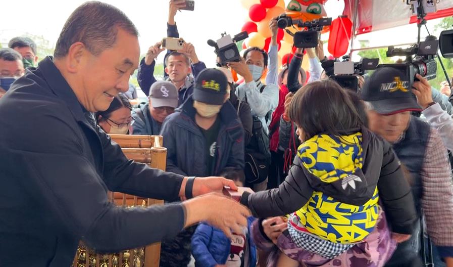 紫南宮"馬上發財"錢母夯 元旦發放人龍綿延10公里