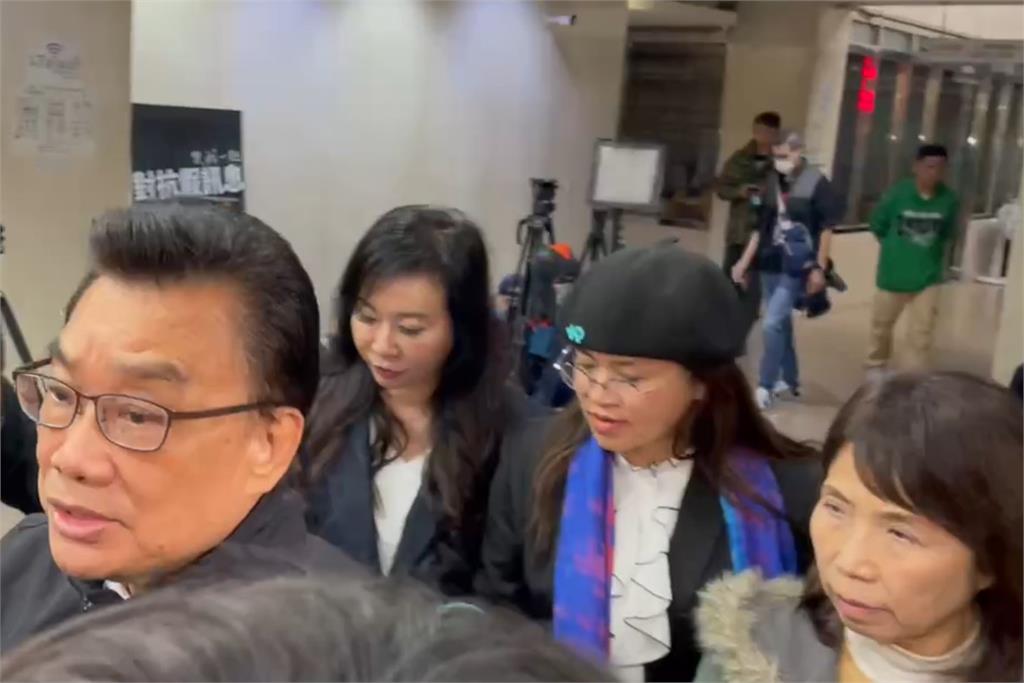 起訴柯文哲/民眾黨公職陸續抵達立法院 警方二度舉牌警告恐驅離