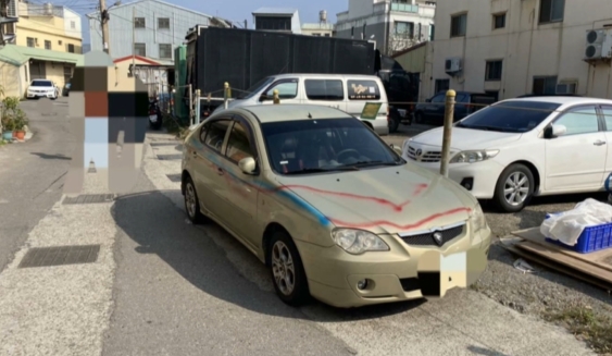 轎車過年違停巷口擋視線　遭人噴漆嗆「別停」
