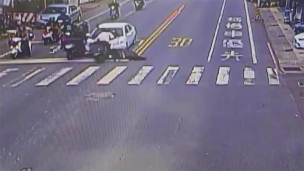 失控衝撞機車如「撞保齡球瓶」 自小客車稱身體不適失神