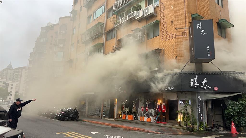 東區知名燒肉店失火! "瀰漫濃煙"消防緊急疏散24人