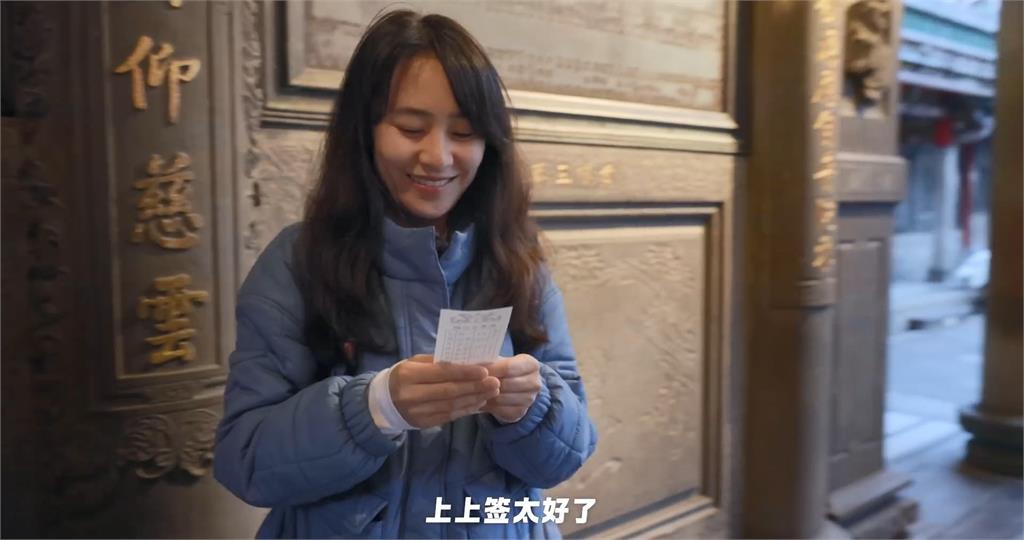 龍山寺求到上上籤！中國情侶首次來台觀光　被台灣小吃迷暈