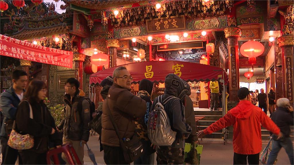 有拜有保庇！文昌宮點燈開跑　家長頂低溫漏夜排隊