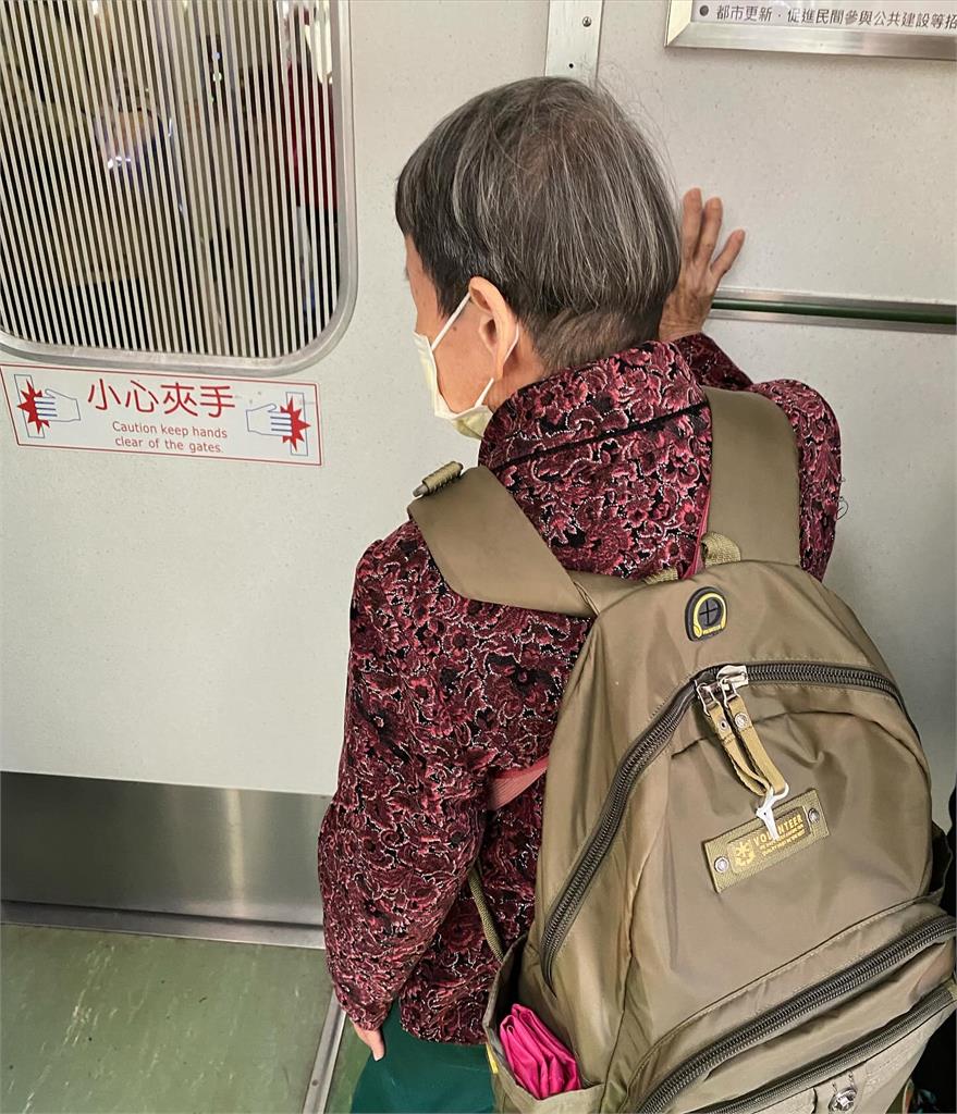 92歲阿嬤「獨自搭台鐵」旅遊!霸氣背影照吸3.6萬人朝聖:真是好福氣