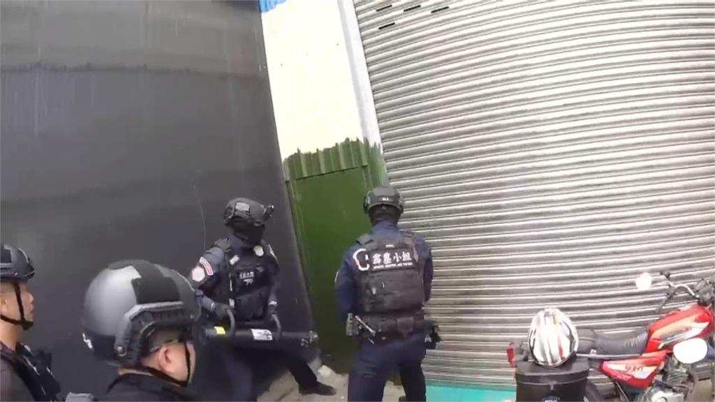 廢棄蘭花溫室囚禁「豬仔」 警荷槍實彈攻堅救出3人