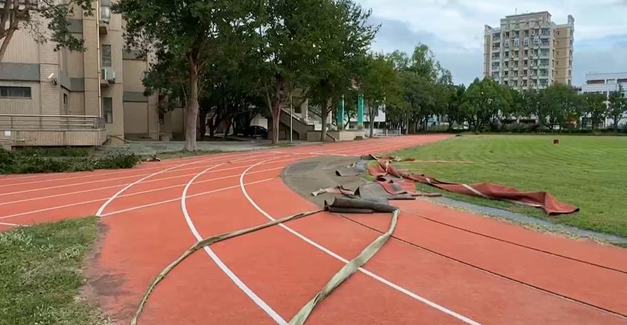 強風襲擊 竹南大同高中PU跑道被吹掀 停車格機車慘況曝光