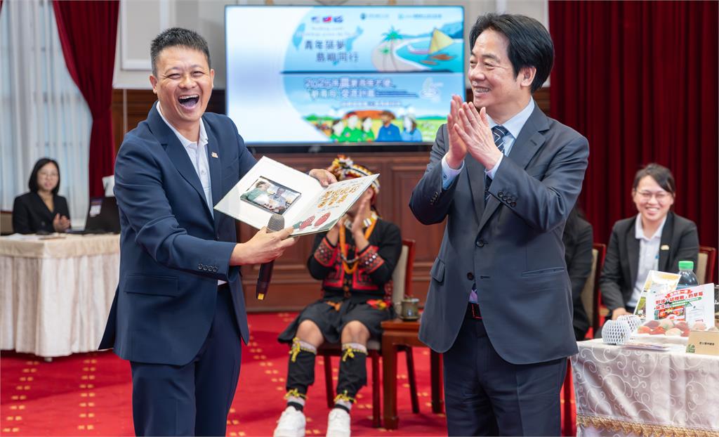 幕後／賴清德化身台灣農產現成代言人　幽默手勢逗笑農青大使