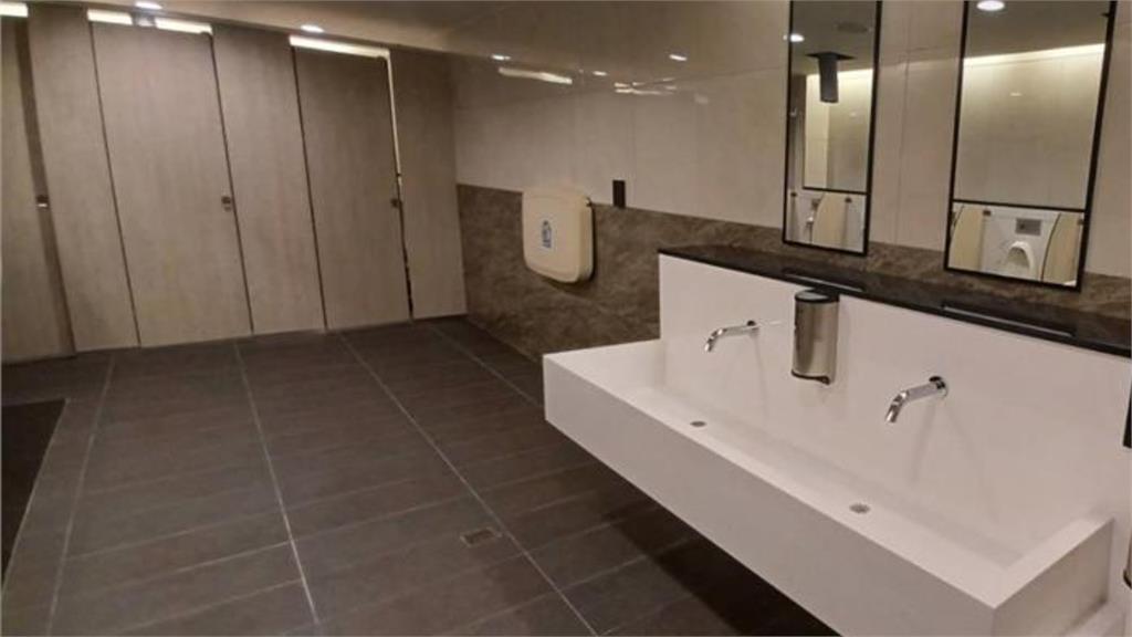 河濱公園深夜傳「伊啊聲」！他約15歲女友「女廁激戰」反被告…超慘結局曝