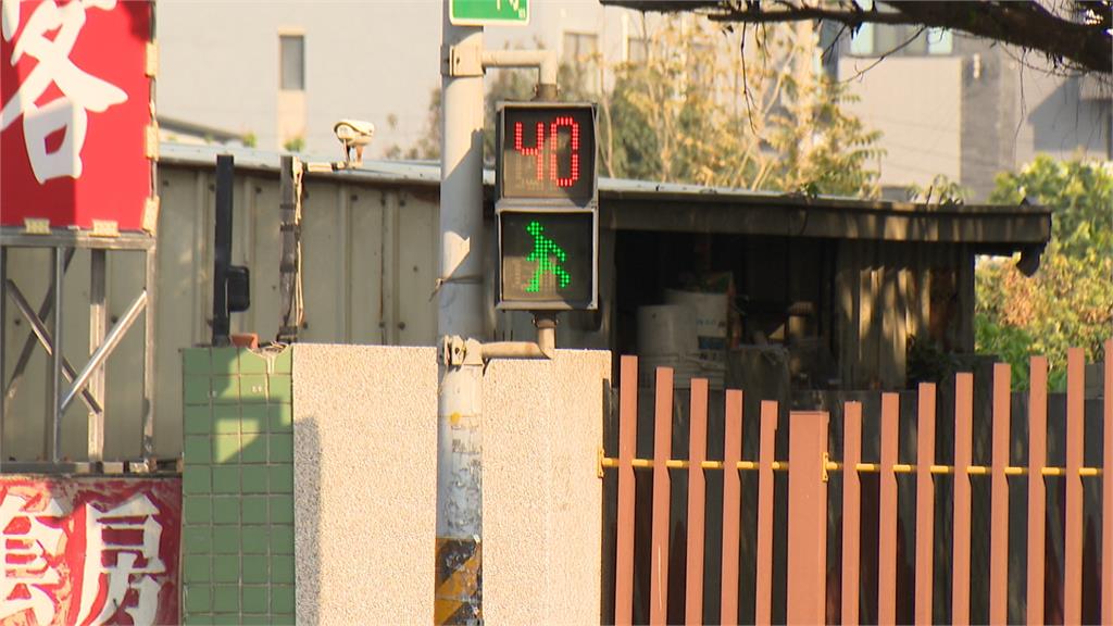 40米路綠燈僅40秒　台中婦走一半變紅燈險遭撞