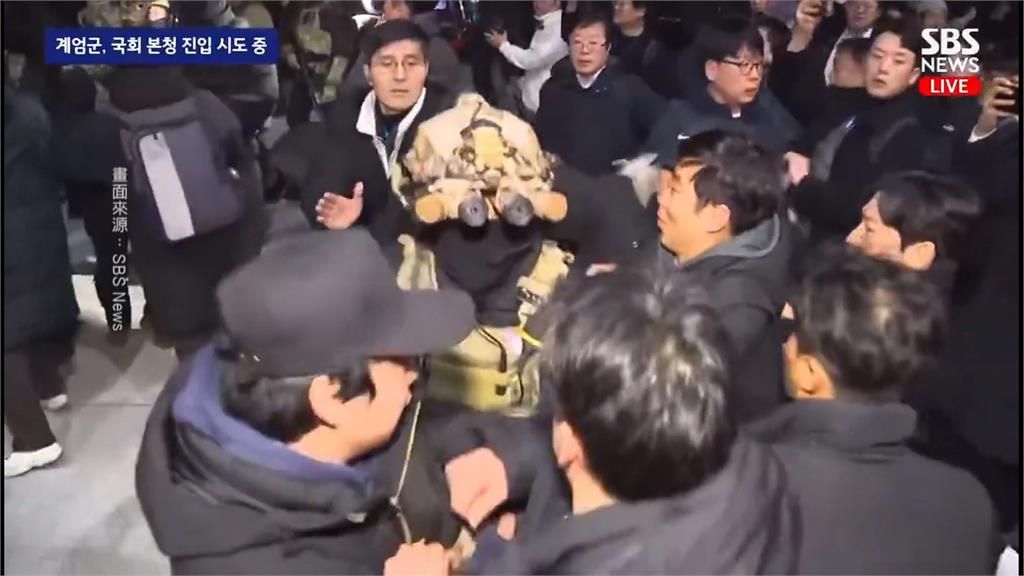 南韓戒嚴部隊衝國會大樓 前主播握槍頭對抗軍人