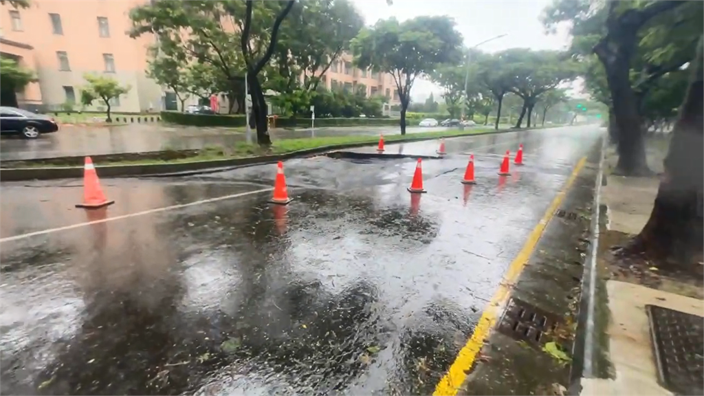最新／裂開！高雄大學旁驚見「巨大坑洞」　路基碎石全露「道路封閉」