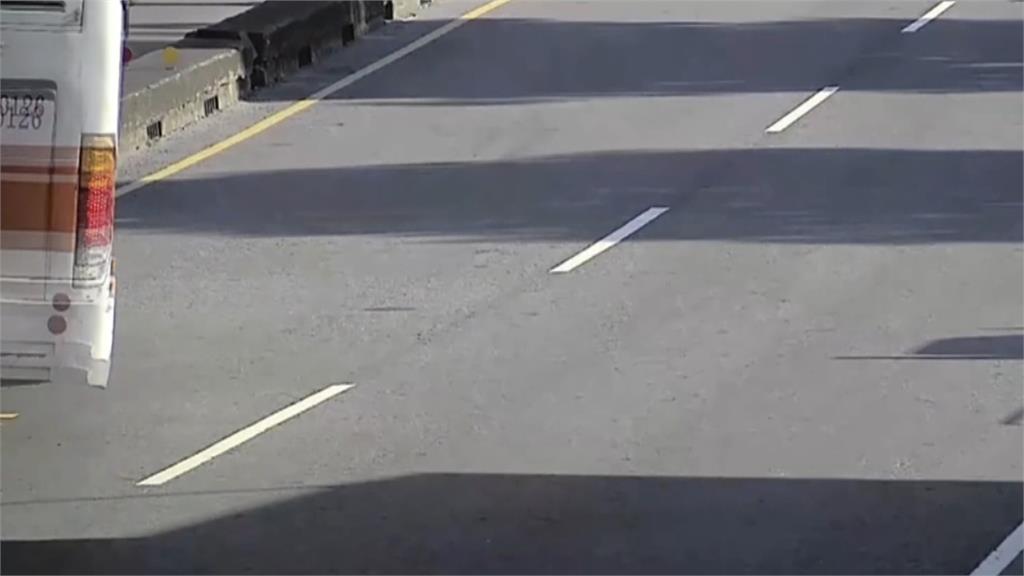 公車突失控逆向對撞拖吊車 2駕駛一度受困