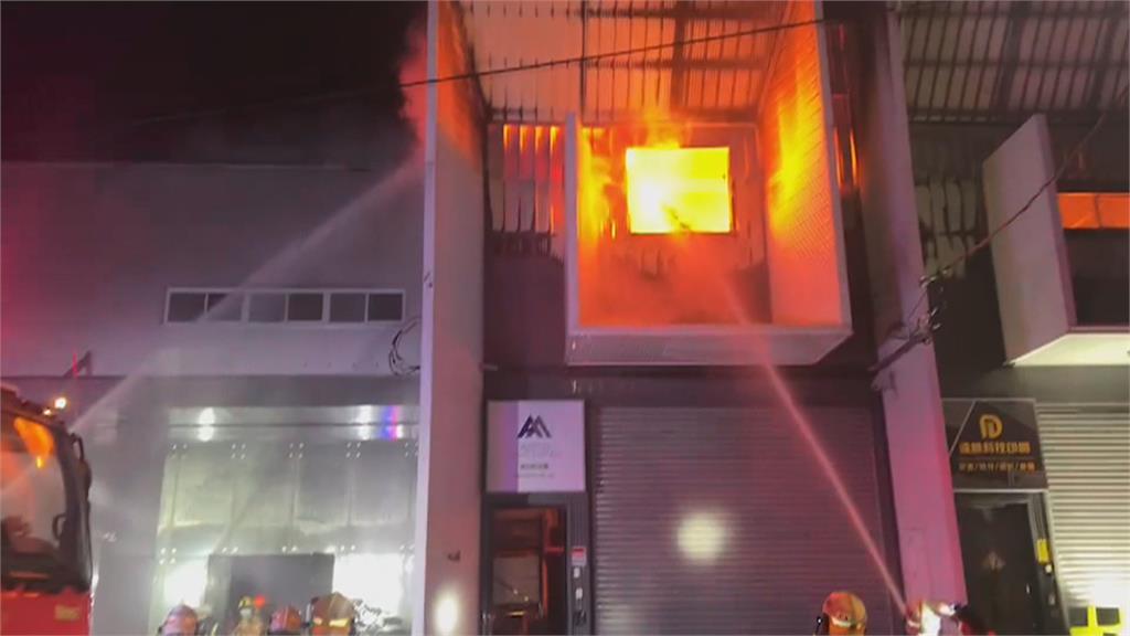 台南印刷廠大火延燒3廠房 消防出動百人支援幸無傷亡