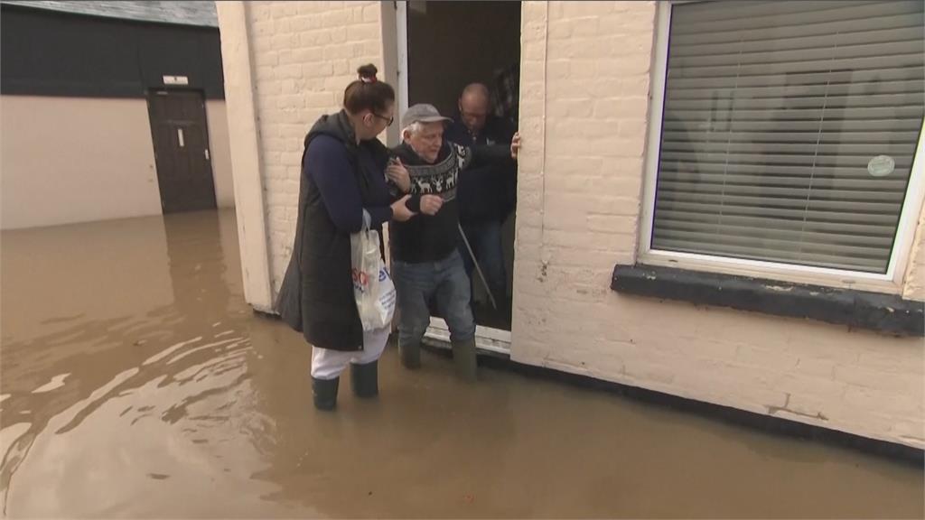 英國暴雨成災河水暴漲　泥流奔騰道路被截斷