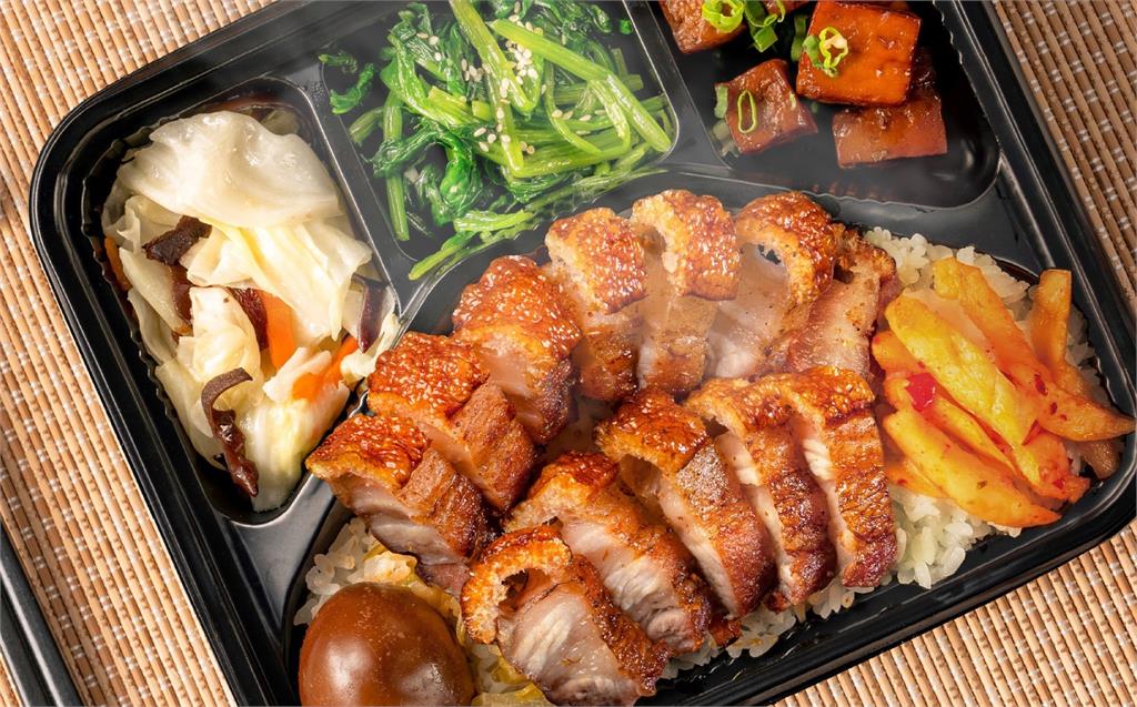 329凱道挺柯「吃館長便當要+200」！被酸「把小草當提款機」白營正妹開嗆