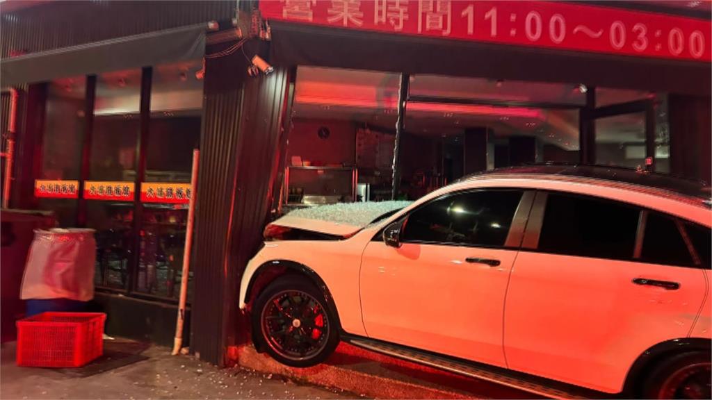 賓士車高速衝進鐵板燒店　店內玻璃全碎、門框歪一邊