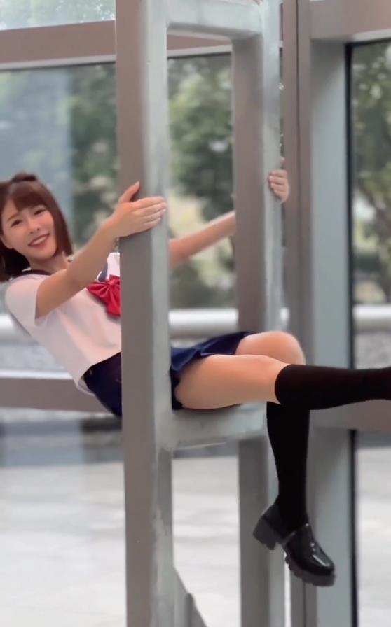 啦啦隊女神「學生妹」私服曝光!激細長腿「1角度超危險」辣翻全網