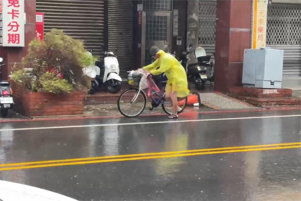 快新聞/凱米肆虐全台!台九丁線道路坍方 新北鶯歌古舊校舍屋瓦崩壞