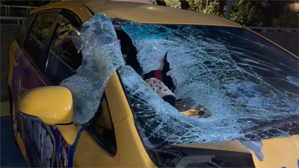 高雄死亡車禍 女子過馬路闖紅燈遭小黃撞擊送醫不治